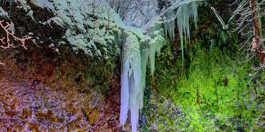 凍てつく滝の前で行なう源流の村の占い(岩木川源流)