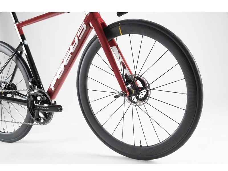 FOCUS ロードバイク レッド BONTRAGERホイール 21 IZALCO MAX DISC 9(PAST MODELS)｜FOCUS｜GLOBERIDE